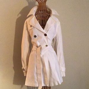 Stylish all white trench coat💄🌺💕